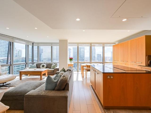 Flat for sale in Canary Wharf, Greater London
