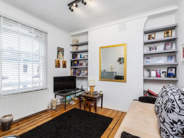 Flat for sale in Fulham, Walham Green