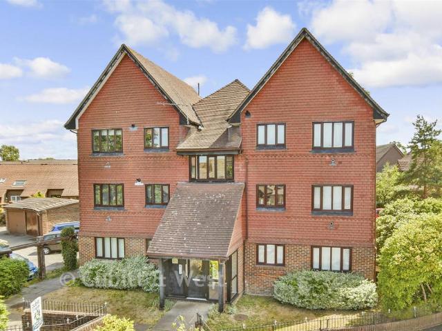 Flat for sale in London Borough of Croydon, Shirley