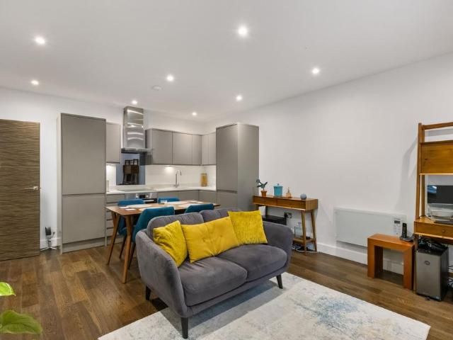 Flat for sale in Whetstone, Oakleigh Park