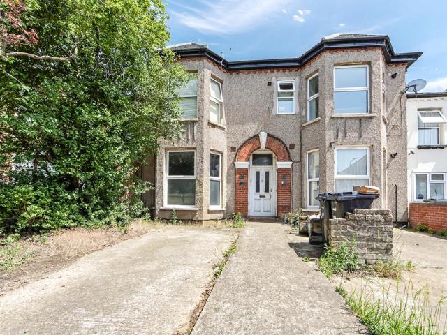 Flat for sale in Little Heath, Goodmayes