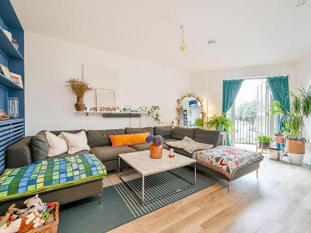 Flat for sale in London Borough of Hounslow, Greater London