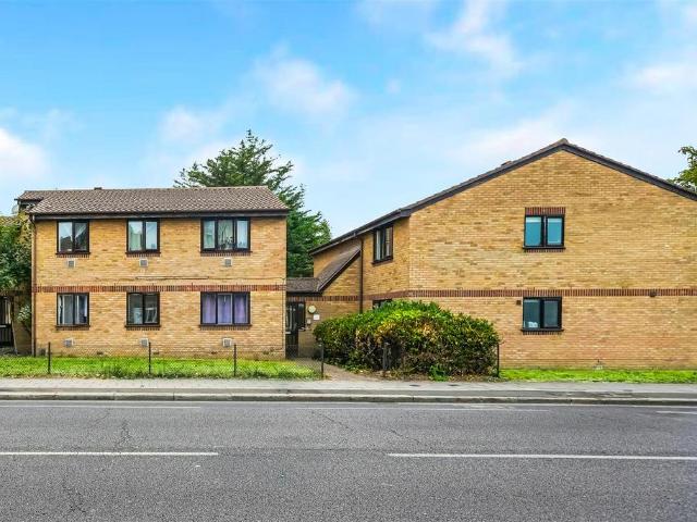 Flat for sale in Chadwell Heath, Greater London