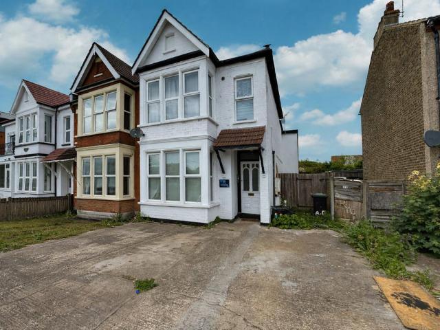 Flat for sale in Alton Barnes, Essex