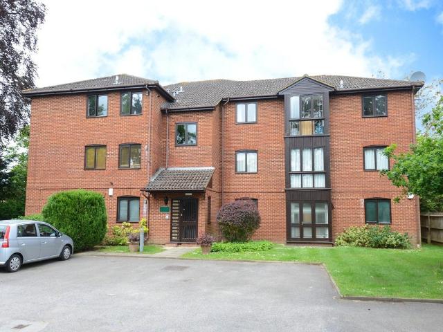 Flat for sale in Elmbridge, Surrey