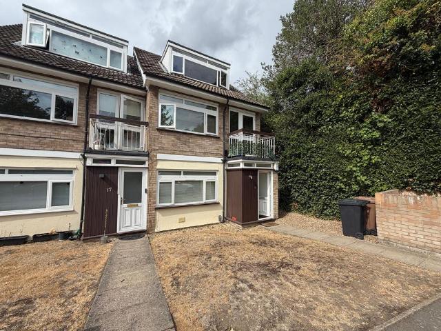 Flat for sale in Bushey, Bushey Heath