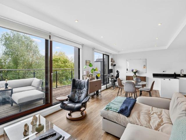 Flat for sale in London Borough of Wandsworth, Greater London