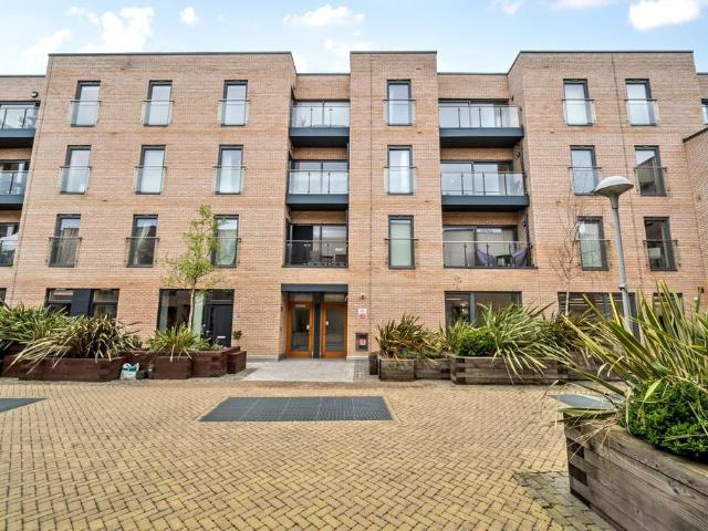 Flat for sale in Shepherd's Bush, Greater London