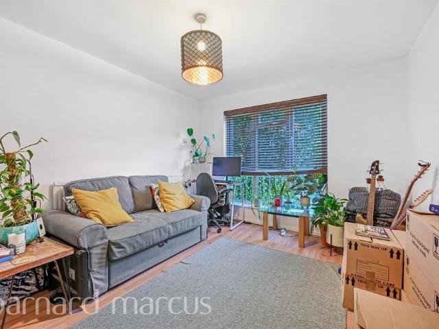 Flat for sale in Streatham Hill, Greater London