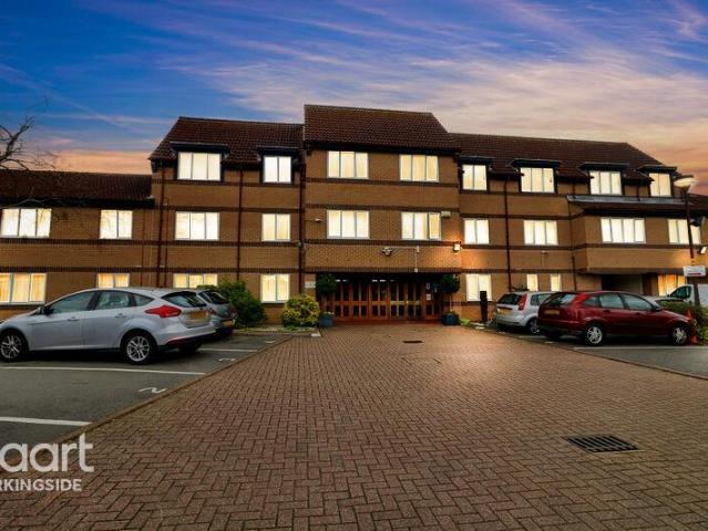 Flat for sale in Gants Hill, Greater London