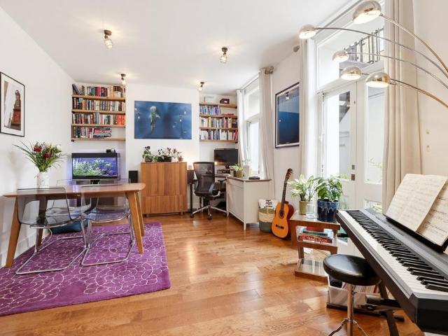 Flat for sale in Victoria, Greater London