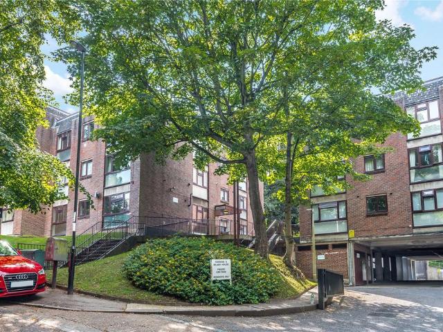 Flat for sale in London Borough of Lewisham, Forest Hill