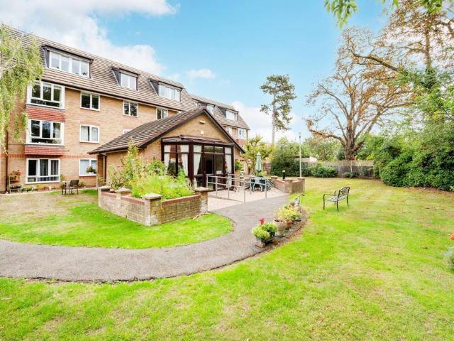 Flat for sale in New Malden, Greater London