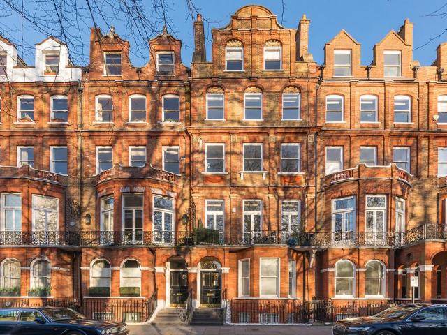 Flat for sale in The Boltons, Greater London