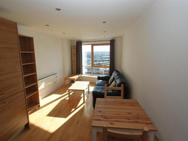 Flat for sale in Richmond Hill, West Yorkshire