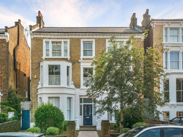 Flat for sale in Clapham, Greater London