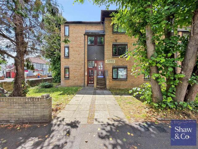 Flat for sale in London Borough of Hounslow, Greater London