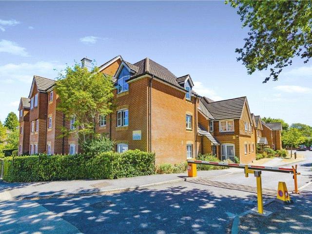 Flat for sale in Caterham on the Hill, Hillview