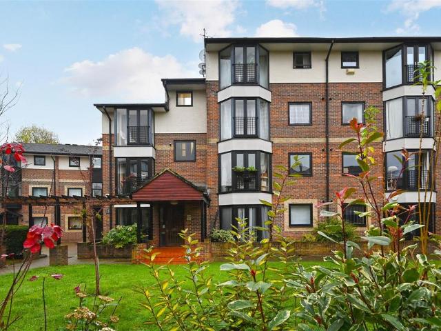 Flat for sale in Isle Of Dogs, Isle Of Man