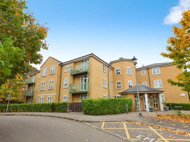 Flat for sale in Barkingside, Greater London
