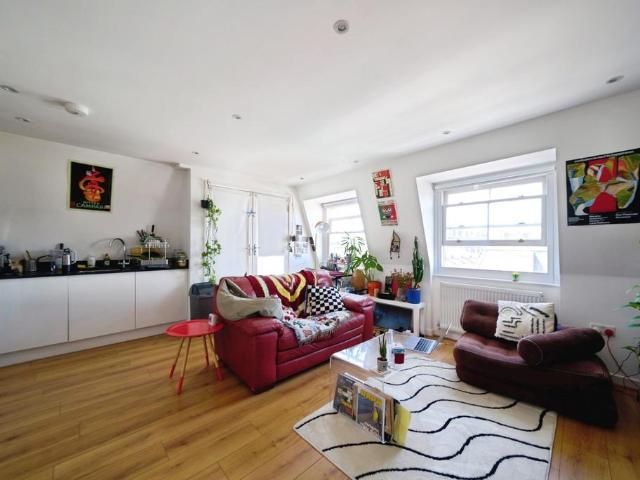 Flat for sale in Old Ford, Bow