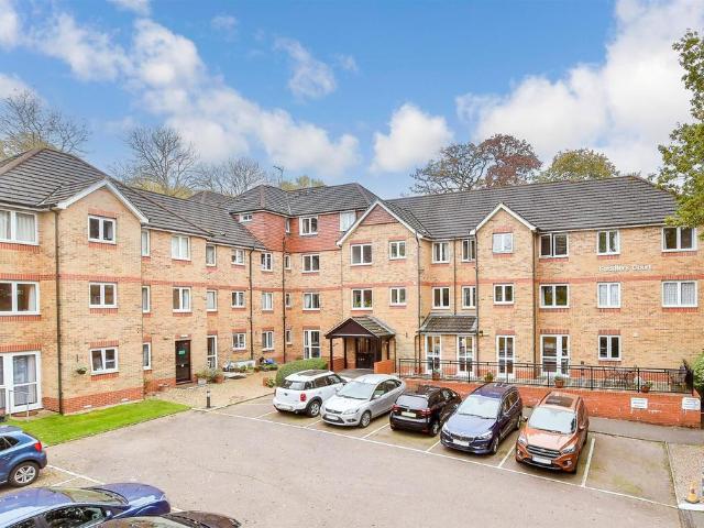 Flat for sale in Woodcote, Epsom