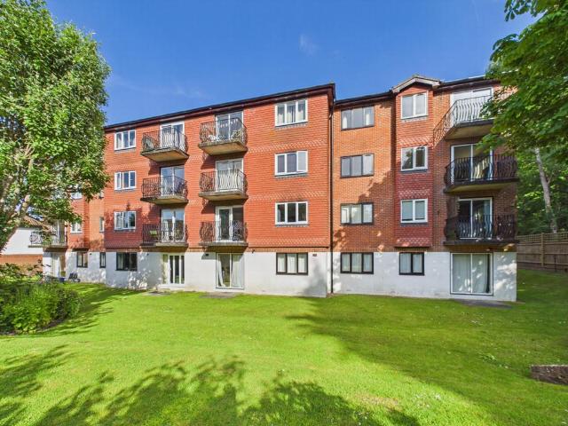 Flat for sale in Lucastes, Perryfields