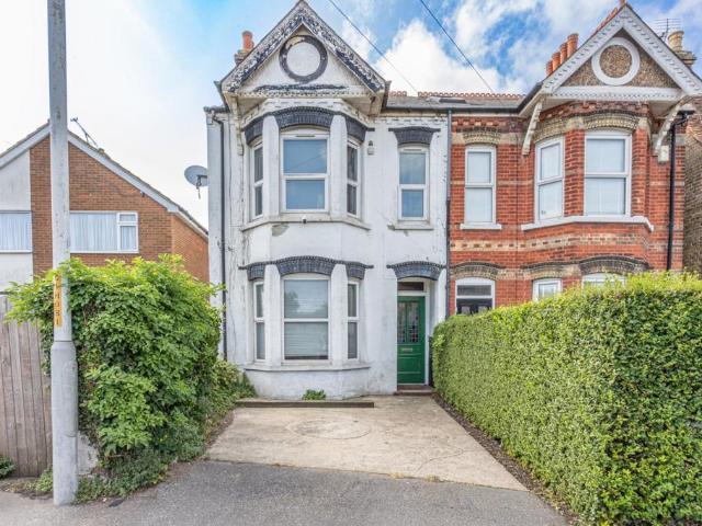 Flat for sale in Acol, Kent