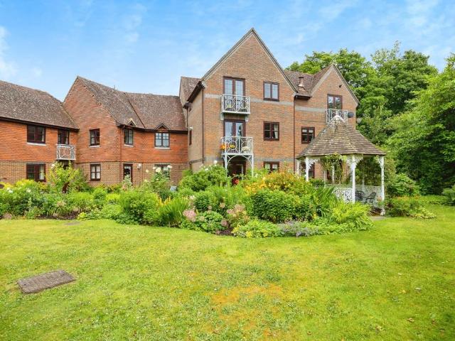 Flat for sale in Fole, Surrey