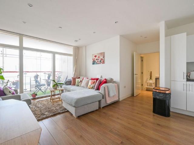 Flat for sale in Poplar Grove, Greater London
