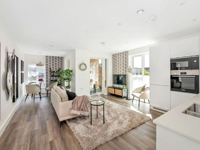 Flat for sale in Camberwell, Greater London