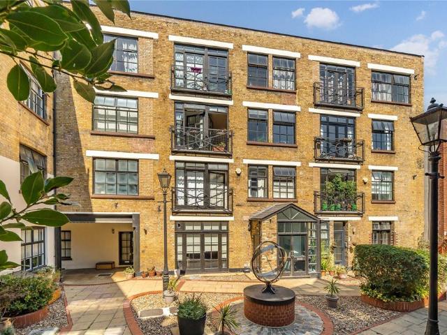 Flat for sale in Shacklewell, Greater London