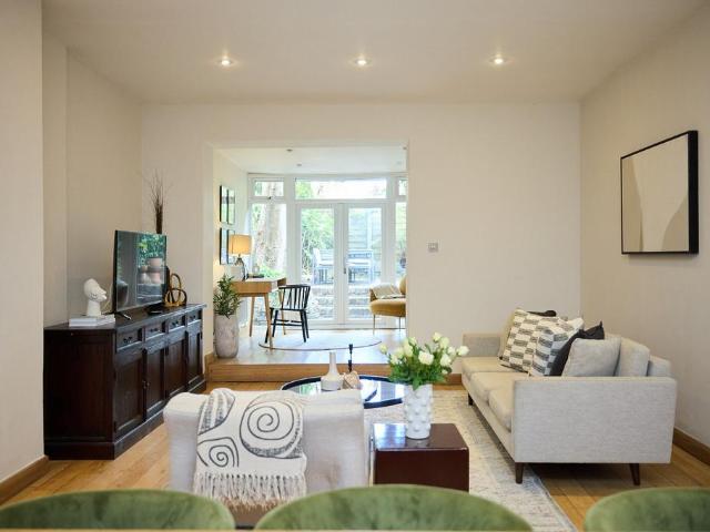 Flat for sale in Royal Borough of Kensington and Chelsea, Greater London