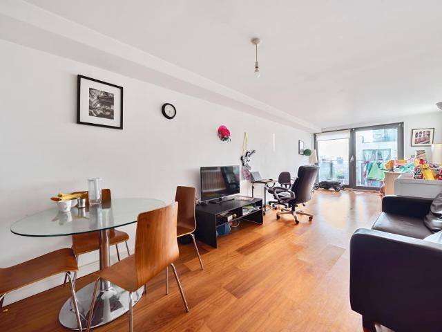 Flat for sale in Slough