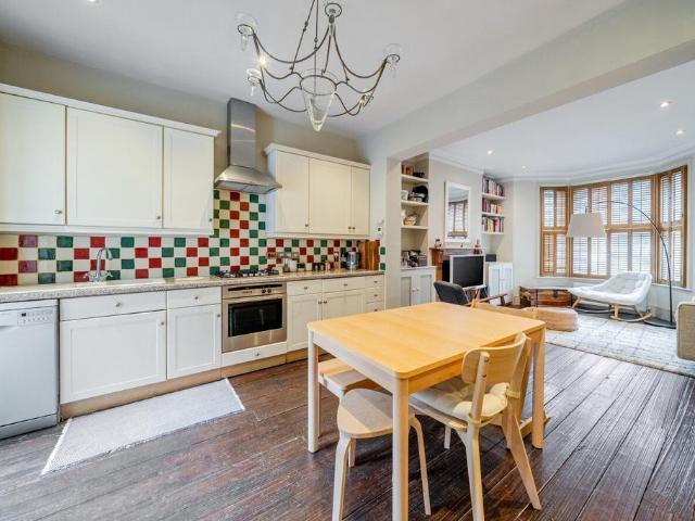 Flat for sale in Battersea, Greater London