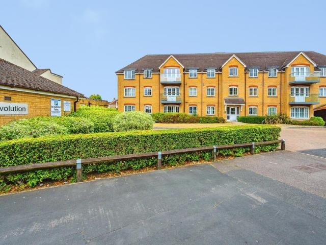 Flat for sale in North Watford, Hertfordshire