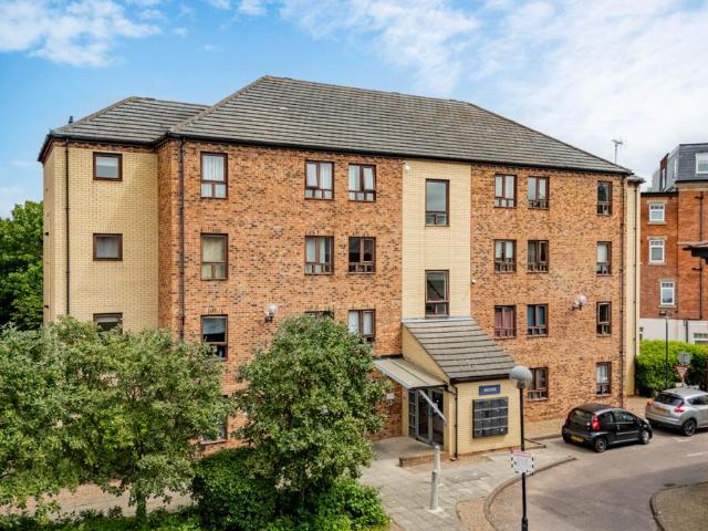 Flat for sale in Belle Isle, West Yorkshire