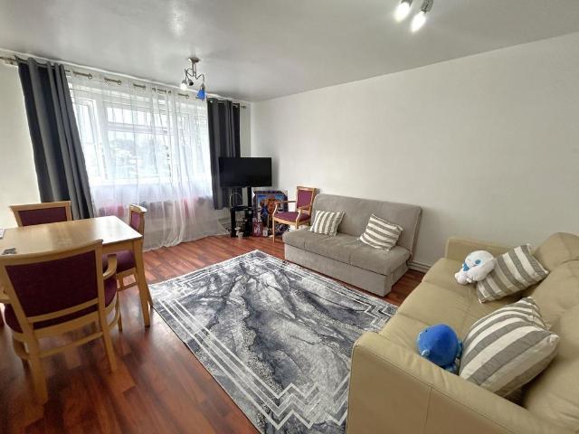 Flat for sale in Yeading, Greater London