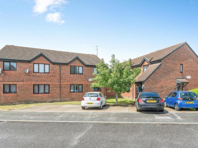 Flat for sale in Grays, Essex