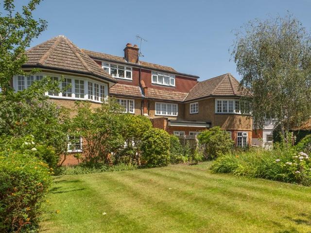 Flat for sale in Surbiton, Greater London