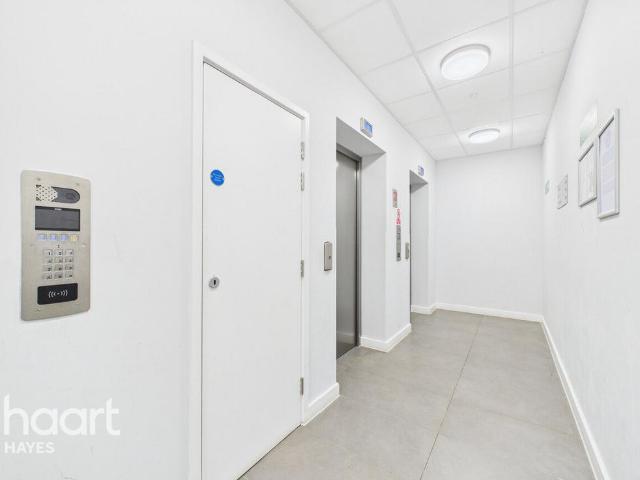 Flat for sale in Hayes, Greater London