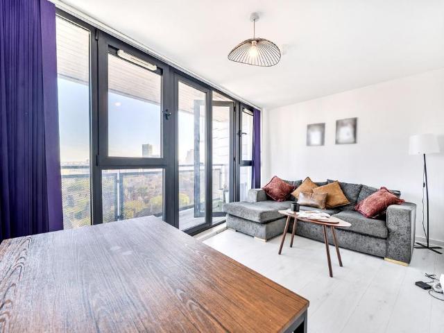 Flat for sale in Bow, Greater London