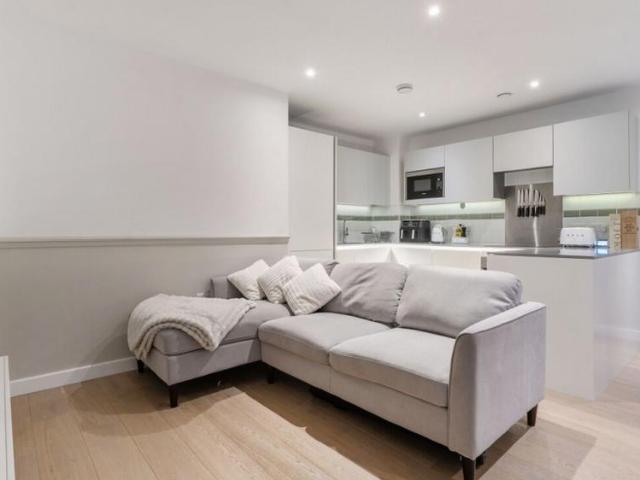 Flat for sale in London Borough of Southwark, Greater London