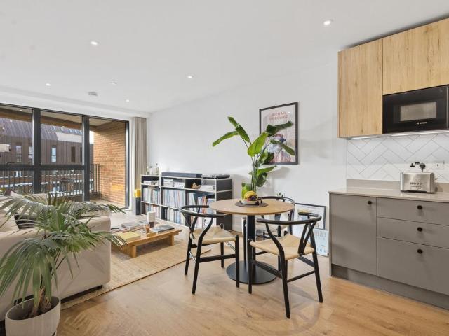 Flat for sale in Bromley-by-Bow, Poplar Grove