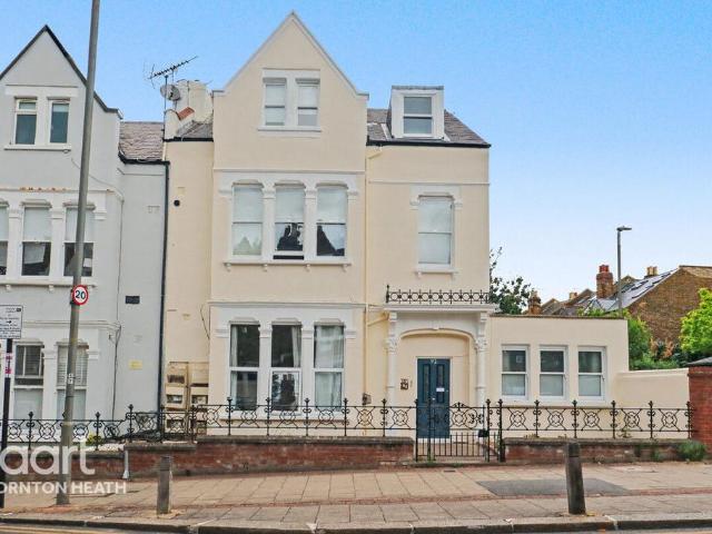 Flat for sale in Balham, Greater London