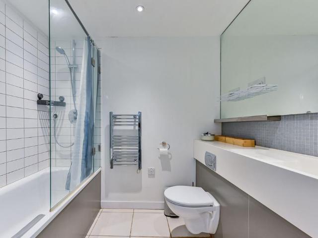 Flat for sale in Hornsey, Greater London