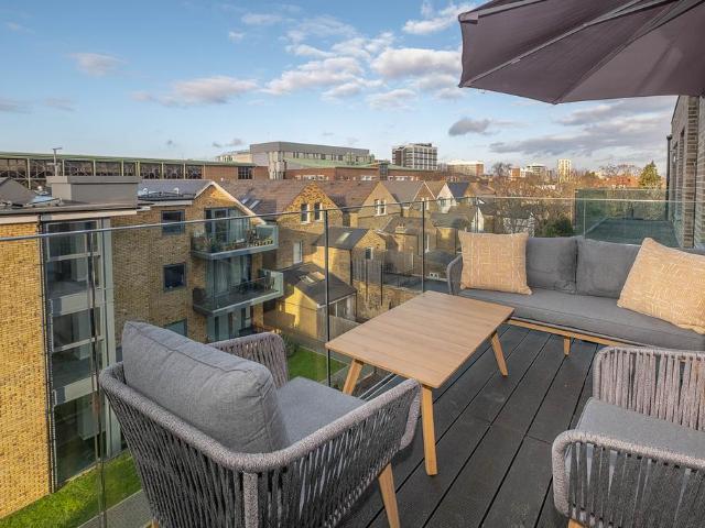 Flat for sale in Surbiton, Greater London