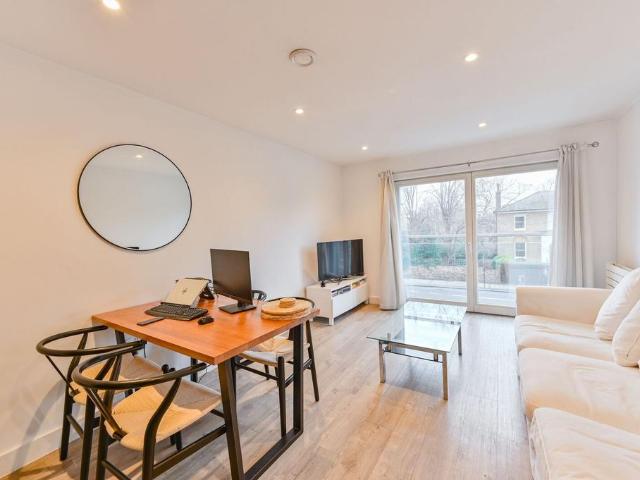 Flat for sale in Stockwell, Greater London