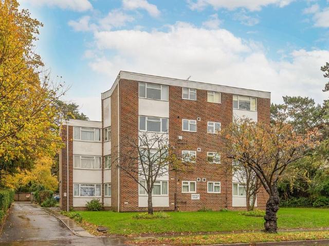 Flat for sale in London Borough of Croydon, Waddon