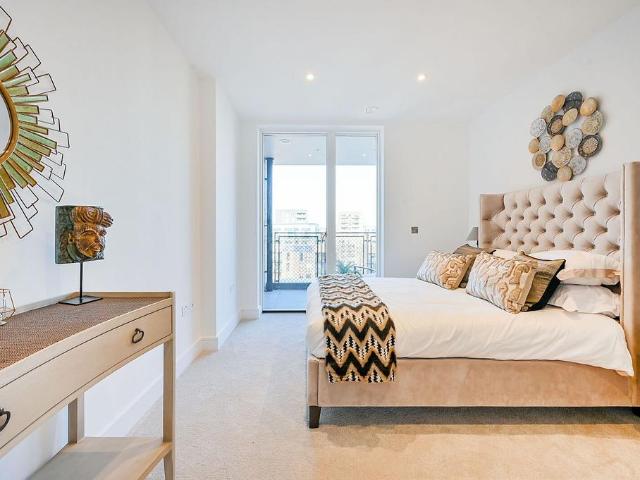 Flat for sale in London Borough of Ealing, Greater London